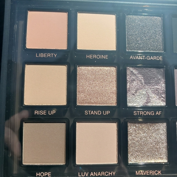 BNIB Huda Beauty Pretty Grunge Eyeshadow Palette - Picture 5 of 8